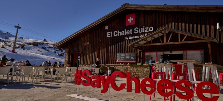 Ven a disfrutar de la primera fondue suiza en España a más de 2.500 metros de altura